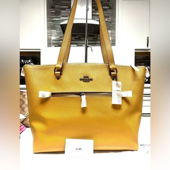 🔥NWT! Coach Gallery Tote Handbag Crossgrain Leather Yellow Msrp:$328.00 - Picture 1 of 9